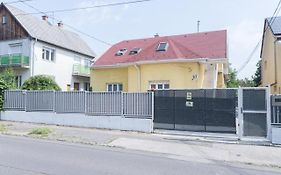 Hi-Bp Garden City Batsanyi Apartment 3 Rooms, Apartment Upstairs Near The City Train With Free Parking